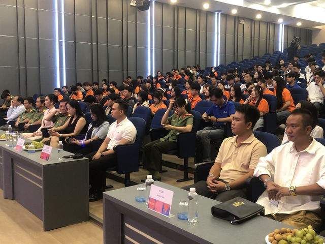 “Cùng nhau an toàn trực tuyến” - thông điệp không chỉ cho giới trẻ- Ảnh 1.