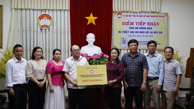 Cần Thơ tiếp nhận hơn 680 triệu đồng ủng hộ đồng bào khắc phục hậu quả của bão số 10- Ảnh 1. Cần Thơ tiếp nhận hơn 680 triệu đồng ủng hộ đồng bào khắc phục hậu quả của bão số 10- Ảnh 1.