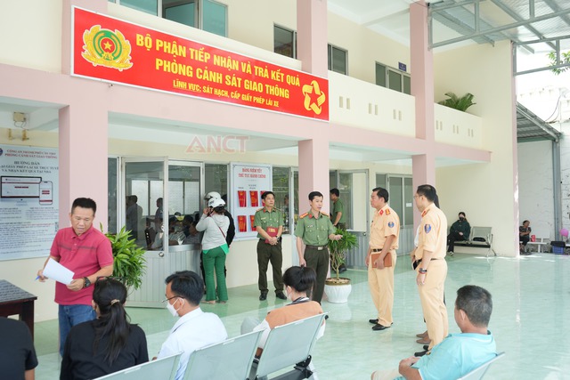 Công an TP Cần Thơ: Ra mắt Trụ sở giải quyết thủ tục cấp Phiếu lý lịch tư pháp và Giấy phép lái xe- Ảnh 2. Công an TP Cần Thơ: Ra mắt Trụ sở giải quyết thủ tục cấp Phiếu lý lịch tư pháp và Giấy phép lái xe- Ảnh 2.