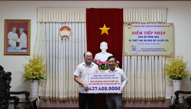 Cần Thơ tiếp nhận hơn 680 triệu đồng ủng hộ đồng bào khắc phục hậu quả của bão số 10- Ảnh 4. Cần Thơ tiếp nhận hơn 680 triệu đồng ủng hộ đồng bào khắc phục hậu quả của bão số 10- Ảnh 4.