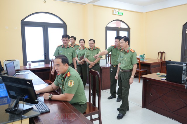 Công an TP Cần Thơ: Ra mắt Trụ sở giải quyết thủ tục cấp Phiếu lý lịch tư pháp và Giấy phép lái xe- Ảnh 4. Công an TP Cần Thơ: Ra mắt Trụ sở giải quyết thủ tục cấp Phiếu lý lịch tư pháp và Giấy phép lái xe- Ảnh 4.