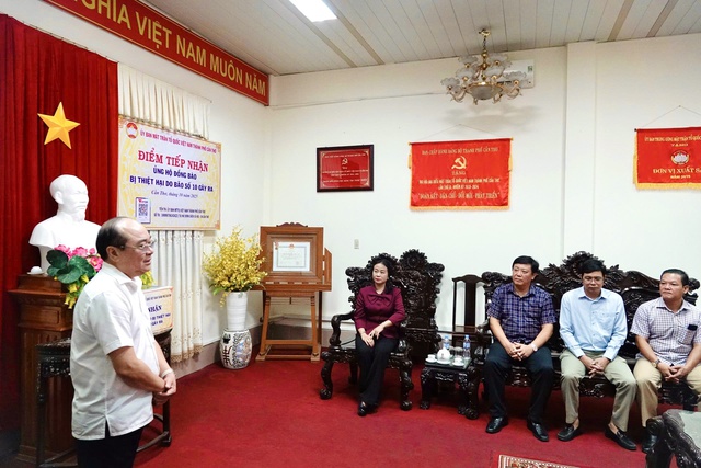 Cần Thơ tiếp nhận hơn 680 triệu đồng ủng hộ đồng bào khắc phục hậu quả của bão số 10- Ảnh 2. Cần Thơ tiếp nhận hơn 680 triệu đồng ủng hộ đồng bào khắc phục hậu quả của bão số 10- Ảnh 2.
