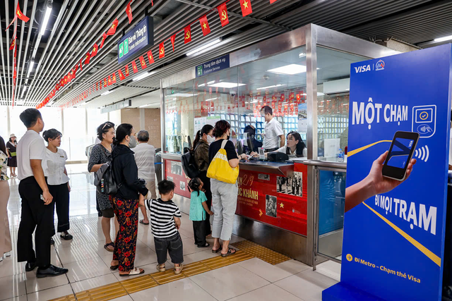 Hà Nội: Miễn phí vé tàu Cát Linh - Hà Đông cho hành khách mua vé bằng công nghệ mới- Ảnh 1. Hà Nội: Miễn phí vé tàu Cát Linh - Hà Đông cho hành khách mua vé bằng công nghệ mới- Ảnh 1.