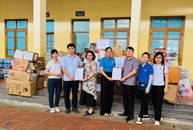 Trường Tiểu học Gia Quất chung tay ủng hộ trường học và người dân bị thiệt hại do cơn bão số 11- Ảnh 5. Trường Tiểu học Gia Quất chung tay ủng hộ trường học và người dân bị thiệt hại do cơn bão số 11- Ảnh 5.