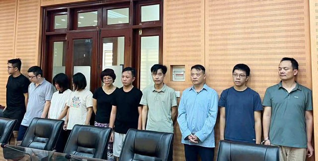 Chân dung Shark Bình cùng 9 đồng phạm thời điểm bị khởi tố- Ảnh 1. Chân dung Shark Bình cùng 9 đồng phạm thời điểm bị khởi tố- Ảnh 1.