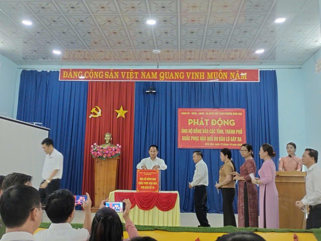 Phường Biên Hoà: Lan toả tinh thần “tương thân tương ái”, quyên góp hỗ trợ đồng bào vũng bão lũ- Ảnh 3. Phường Biên Hoà: Lan toả tinh thần “tương thân tương ái”, quyên góp hỗ trợ đồng bào vũng bão lũ- Ảnh 3.