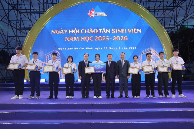 IUH dành 80 tỷ học bổng năm học 2025-2026: Nuôi dưỡng tri thức, chắp cánh ước mơ- Ảnh 3. IUH dành 80 tỷ học bổng năm học 2025-2026: Nuôi dưỡng tri thức, chắp cánh ước mơ- Ảnh 3.