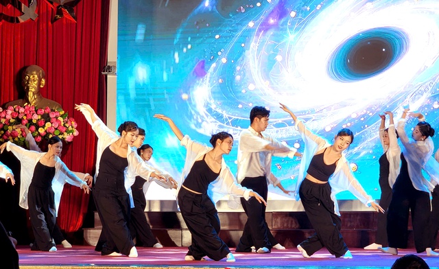 Spotlight 2025: Adastra - Đêm nhạc hội tặng sinh viên Khoa Tuyên truyền- Ảnh 11. Spotlight 2025: Adastra - Đêm nhạc hội tặng sinh viên Khoa Tuyên truyền- Ảnh 11.