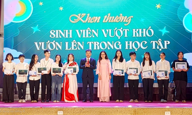 Spotlight 2025: Adastra - Đêm nhạc hội tặng sinh viên Khoa Tuyên truyền- Ảnh 3. Spotlight 2025: Adastra - Đêm nhạc hội tặng sinh viên Khoa Tuyên truyền- Ảnh 3.