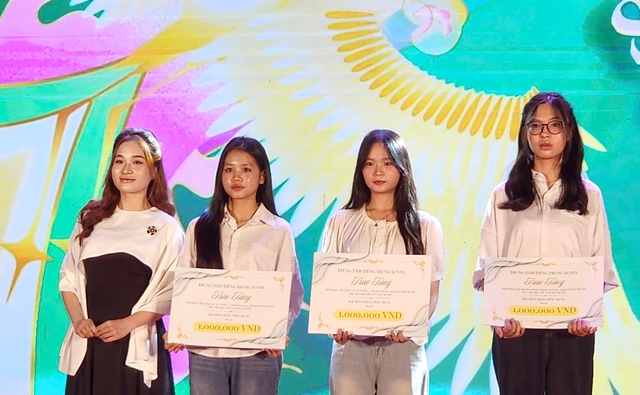 Spotlight 2025: Adastra - Đêm nhạc hội tặng sinh viên Khoa Tuyên truyền- Ảnh 4. Spotlight 2025: Adastra - Đêm nhạc hội tặng sinh viên Khoa Tuyên truyền- Ảnh 4.