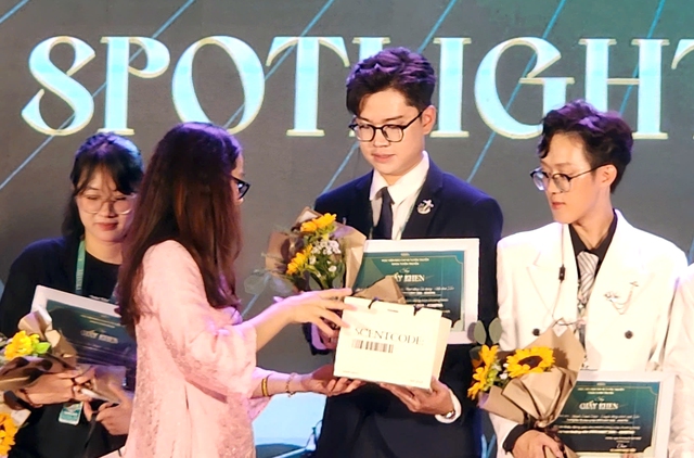 Spotlight 2025: Adastra - Đêm nhạc hội tặng sinh viên Khoa Tuyên truyền- Ảnh 8. Spotlight 2025: Adastra - Đêm nhạc hội tặng sinh viên Khoa Tuyên truyền- Ảnh 8.
