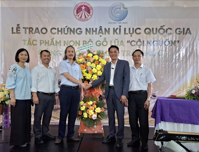 Non bộ "Cội nguồn" xác lập kỷ lục Việt Nam- Ảnh 6. Non bộ "Cội nguồn" xác lập kỷ lục Việt Nam- Ảnh 6.
