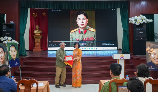 Trao tặng di ảnh “Tự hào phụ nữ Việt Nam” và giới thiệu hồi ký “Đâu có giặc là ta cứ đi”- Ảnh 4. Trao tặng di ảnh “Tự hào phụ nữ Việt Nam” và giới thiệu hồi ký “Đâu có giặc là ta cứ đi”- Ảnh 4.
