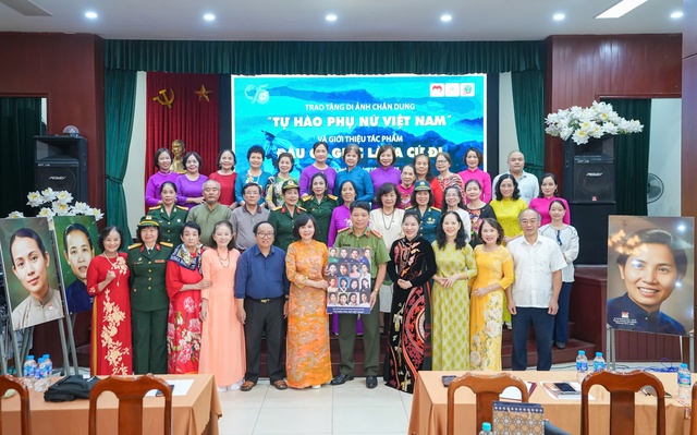 Trao tặng di ảnh “Tự hào phụ nữ Việt Nam” và giới thiệu hồi ký “Đâu có giặc là ta cứ đi”- Ảnh 1. Trao tặng di ảnh “Tự hào phụ nữ Việt Nam” và giới thiệu hồi ký “Đâu có giặc là ta cứ đi”- Ảnh 1.
