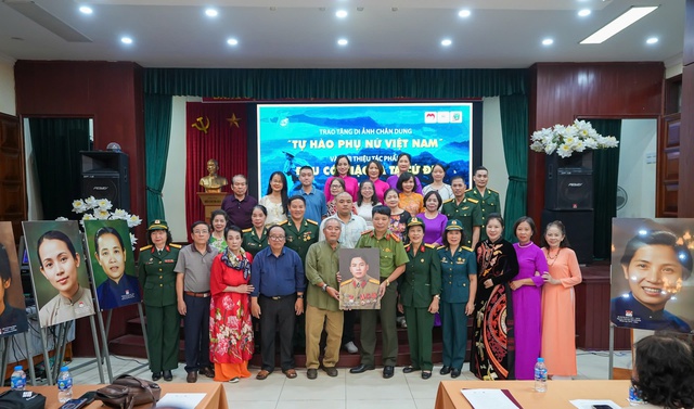 Trao tặng di ảnh “Tự hào phụ nữ Việt Nam” và giới thiệu hồi ký “Đâu có giặc là ta cứ đi”- Ảnh 2. Trao tặng di ảnh “Tự hào phụ nữ Việt Nam” và giới thiệu hồi ký “Đâu có giặc là ta cứ đi”- Ảnh 2.