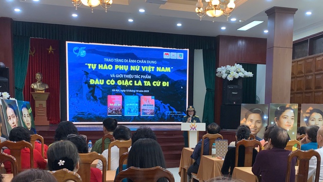 Trao tặng di ảnh “Tự hào phụ nữ Việt Nam” và giới thiệu hồi ký “Đâu có giặc là ta cứ đi”- Ảnh 3. Trao tặng di ảnh “Tự hào phụ nữ Việt Nam” và giới thiệu hồi ký “Đâu có giặc là ta cứ đi”- Ảnh 3.