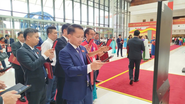 Sử dụng ứng dụng chuyển đổi số tại Đại hội XVIII Đảng bộ TP Hà Nội- Ảnh 2. Sử dụng ứng dụng chuyển đổi số tại Đại hội XVIII Đảng bộ TP Hà Nội- Ảnh 2.