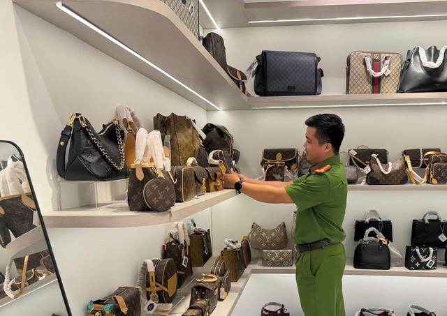 Đà Nẵng: Đẩy mạnh kiểm tra, xử lý hàng giả, hàng lậu, gian lận thương mại- Ảnh 1. Đà Nẵng: Đẩy mạnh kiểm tra, xử lý hàng giả, hàng lậu, gian lận thương mại- Ảnh 1.