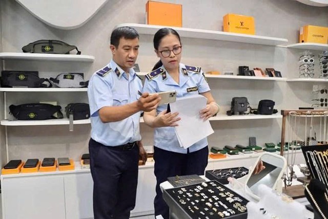 Đà Nẵng: Đẩy mạnh kiểm tra, xử lý hàng giả, hàng lậu, gian lận thương mại- Ảnh 2. Đà Nẵng: Đẩy mạnh kiểm tra, xử lý hàng giả, hàng lậu, gian lận thương mại- Ảnh 2.