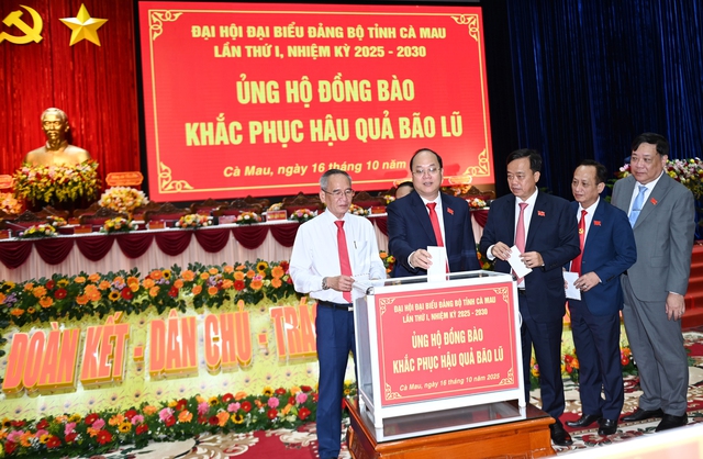 Đại biểu tham dự ĐHĐB Đảng bộ tỉnh Cà Mau ủng hộ đồng bào khắc phục hậu quả bão, lũ- Ảnh 1. Đại biểu tham dự ĐHĐB Đảng bộ tỉnh Cà Mau ủng hộ đồng bào khắc phục hậu quả bão, lũ- Ảnh 1.
