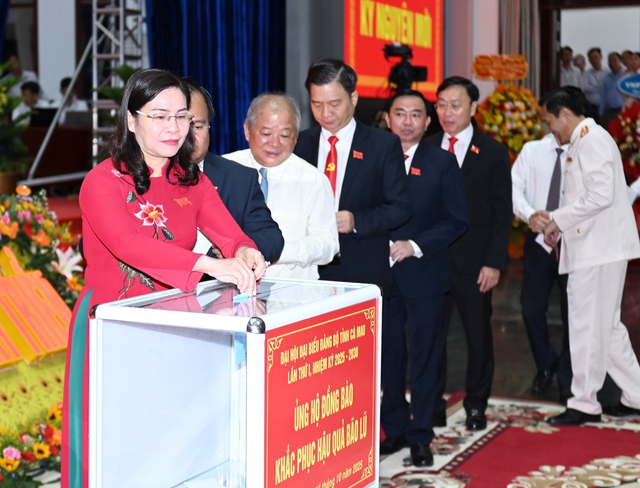 Đại biểu tham dự ĐHĐB Đảng bộ tỉnh Cà Mau ủng hộ đồng bào khắc phục hậu quả bão, lũ- Ảnh 3. Đại biểu tham dự ĐHĐB Đảng bộ tỉnh Cà Mau ủng hộ đồng bào khắc phục hậu quả bão, lũ- Ảnh 3.