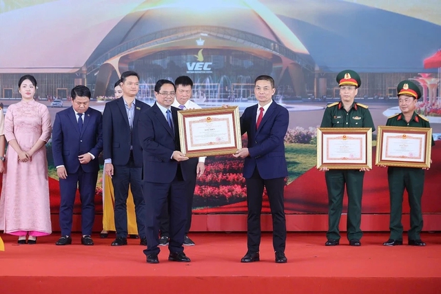 Gia thế khủng của gia đình chồng HH Đỗ Thị Hà: Bố chồng đứng đầu tập đoàn xây dựng nổi tiếng hàng đầu Việt Nam- Ảnh 3. Gia thế khủng của gia đình chồng HH Đỗ Thị Hà: Bố chồng đứng đầu tập đoàn xây dựng nổi tiếng hàng đầu Việt Nam- Ảnh 3.