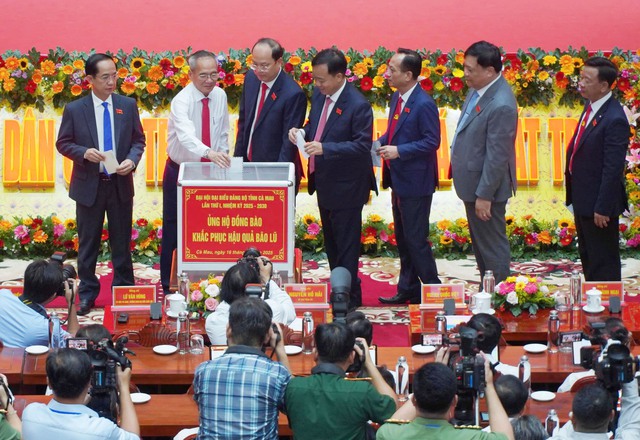 Đại biểu tham dự ĐHĐB Đảng bộ tỉnh Cà Mau ủng hộ đồng bào khắc phục hậu quả bão, lũ- Ảnh 2. Đại biểu tham dự ĐHĐB Đảng bộ tỉnh Cà Mau ủng hộ đồng bào khắc phục hậu quả bão, lũ- Ảnh 2.