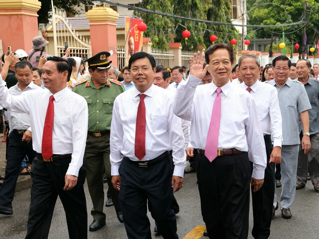 Nguyên Thủ tướng Chính phủ Nguyễn Tấn Dũng dâng hương tưởng nhớ AHDT Nguyễn Trung Trực- Ảnh 2. Nguyên Thủ tướng Chính phủ Nguyễn Tấn Dũng dâng hương tưởng nhớ AHDT Nguyễn Trung Trực- Ảnh 2.