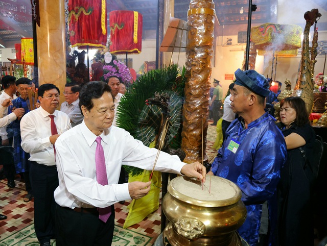 Nguyên Thủ tướng Chính phủ Nguyễn Tấn Dũng dâng hương tưởng nhớ AHDT Nguyễn Trung Trực- Ảnh 4. Nguyên Thủ tướng Chính phủ Nguyễn Tấn Dũng dâng hương tưởng nhớ AHDT Nguyễn Trung Trực- Ảnh 4.
