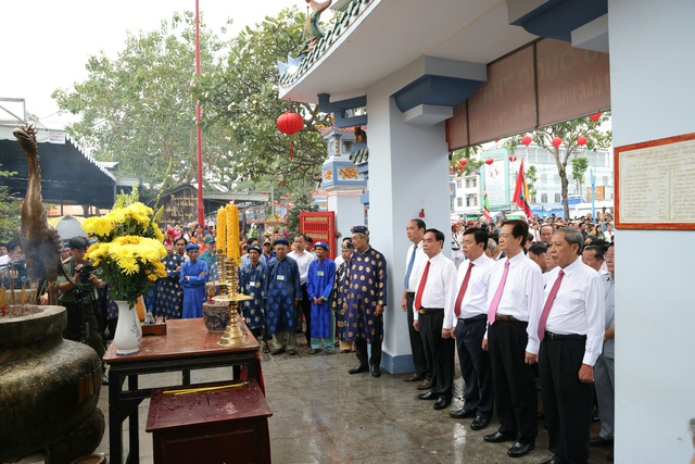 Nguyên Thủ tướng Chính phủ Nguyễn Tấn Dũng dâng hương tưởng nhớ AHDT Nguyễn Trung Trực- Ảnh 3. Nguyên Thủ tướng Chính phủ Nguyễn Tấn Dũng dâng hương tưởng nhớ AHDT Nguyễn Trung Trực- Ảnh 3.