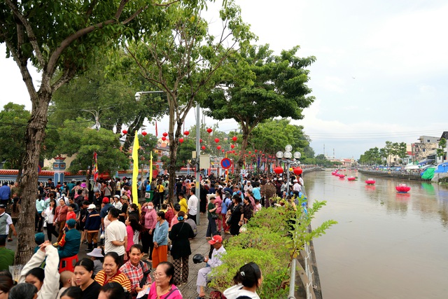 An Giang: Khai mạc Lễ hội truyền thống kỷ niệm 157 năm AHDT Nguyễn Trung Trực hy sinh- Ảnh 4. An Giang: Khai mạc Lễ hội truyền thống kỷ niệm 157 năm AHDT Nguyễn Trung Trực hy sinh- Ảnh 4.