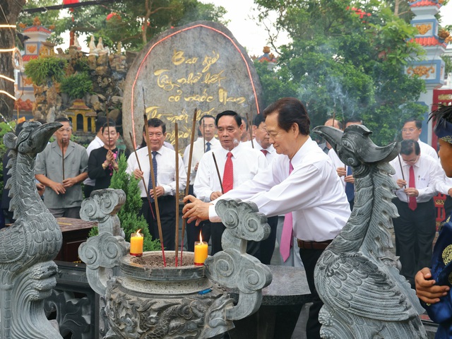 Nguyên Thủ tướng Chính phủ Nguyễn Tấn Dũng dâng hương tưởng nhớ AHDT Nguyễn Trung Trực- Ảnh 6. Nguyên Thủ tướng Chính phủ Nguyễn Tấn Dũng dâng hương tưởng nhớ AHDT Nguyễn Trung Trực- Ảnh 6.