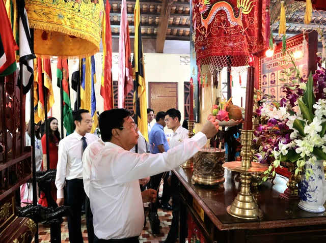 Nguyên Thủ tướng Chính phủ Nguyễn Tấn Dũng dâng hương tưởng nhớ AHDT Nguyễn Trung Trực- Ảnh 7. Nguyên Thủ tướng Chính phủ Nguyễn Tấn Dũng dâng hương tưởng nhớ AHDT Nguyễn Trung Trực- Ảnh 7.