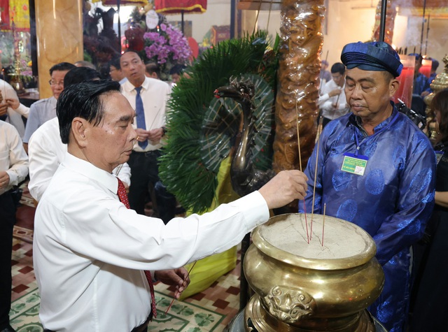 Nguyên Thủ tướng Chính phủ Nguyễn Tấn Dũng dâng hương tưởng nhớ AHDT Nguyễn Trung Trực- Ảnh 5. Nguyên Thủ tướng Chính phủ Nguyễn Tấn Dũng dâng hương tưởng nhớ AHDT Nguyễn Trung Trực- Ảnh 5.