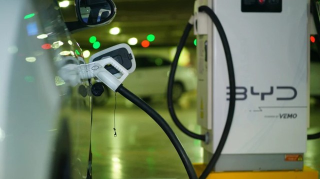 Tốc độ không tưởng của Trung Quốc: Một thứ len lỏi mọi ngóc ngách, soán ngôi các trạm xăng truyền thống- Ảnh 2. Tốc độ không tưởng của Trung Quốc: Một thứ len lỏi mọi ngóc ngách, soán ngôi các trạm xăng truyền thống- Ảnh 2.