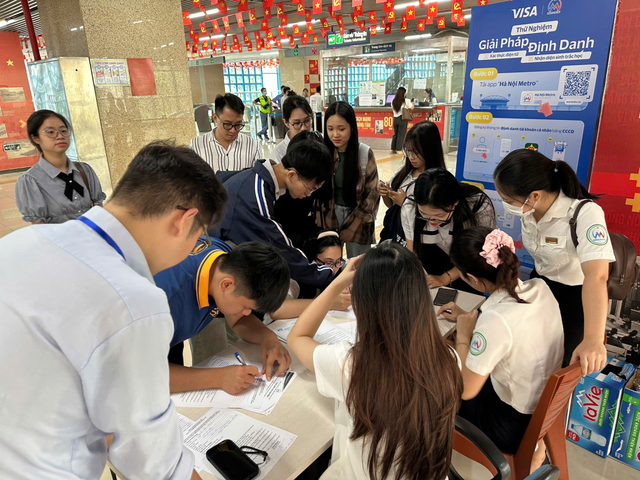 Hà Nội: Thử nghiệm tính năng vé tháng điện tử định danh trên Metro Cát Linh - Hà Đông- Ảnh 1. Hà Nội: Thử nghiệm tính năng vé tháng điện tử định danh trên Metro Cát Linh - Hà Đông- Ảnh 1.