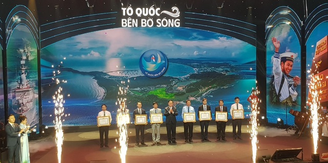 Trao giải Cuộc thi ảnh nghệ thuật cấp Quốc gia “Tổ quốc bên bờ sóng” lần thứ III- Ảnh 2. Trao giải Cuộc thi ảnh nghệ thuật cấp Quốc gia “Tổ quốc bên bờ sóng” lần thứ III- Ảnh 2.