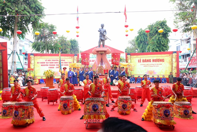 An Giang: Tổ chức dâng hương Lễ hội truyền thống kỷ niệm 157 năm AHDT Nguyễn Trung Trực hy sinh- Ảnh 6. An Giang: Tổ chức dâng hương Lễ hội truyền thống kỷ niệm 157 năm AHDT Nguyễn Trung Trực hy sinh- Ảnh 6.