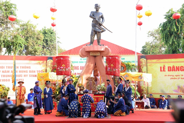 An Giang: Tổ chức dâng hương Lễ hội truyền thống kỷ niệm 157 năm AHDT Nguyễn Trung Trực hy sinh- Ảnh 7. An Giang: Tổ chức dâng hương Lễ hội truyền thống kỷ niệm 157 năm AHDT Nguyễn Trung Trực hy sinh- Ảnh 7.