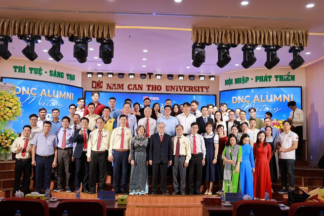 DNC gắn kết các thế hệ sinh viên- Ảnh 4. DNC gắn kết các thế hệ sinh viên- Ảnh 4.