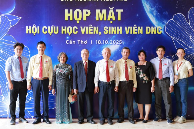 DNC gắn kết các thế hệ sinh viên- Ảnh 1. DNC gắn kết các thế hệ sinh viên- Ảnh 1.
