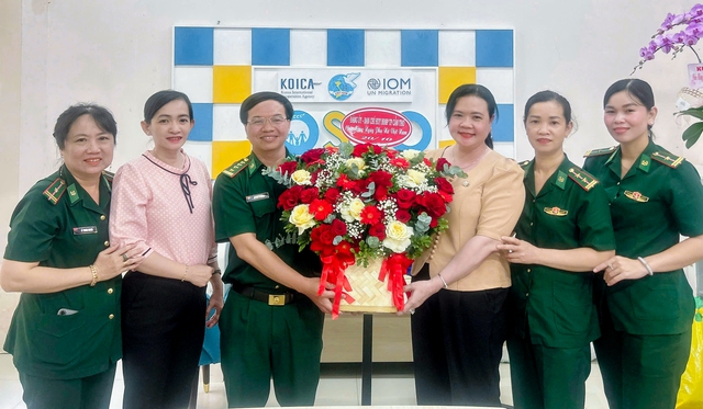 BĐBP TP Cần Thơ: Thăm, chúc mừng Hội LHPN và Bộ CHQS thành phố nhân dịp 20/10- Ảnh 1. BĐBP TP Cần Thơ: Thăm, chúc mừng Hội LHPN và Bộ CHQS thành phố nhân dịp 20/10- Ảnh 1.