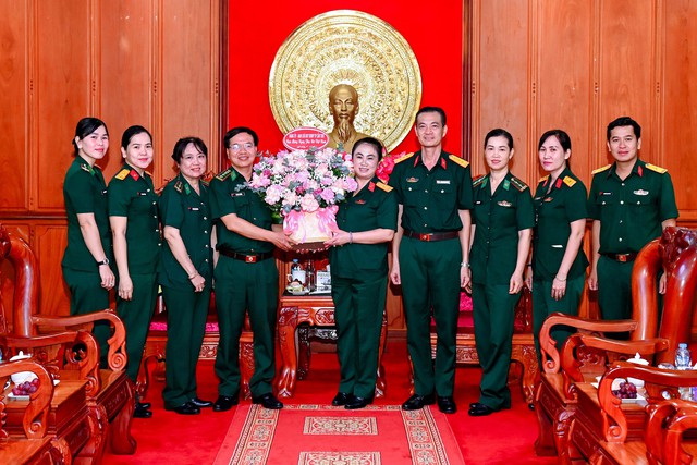 BĐBP TP Cần Thơ: Thăm, chúc mừng Hội LHPN và Bộ CHQS thành phố nhân dịp 20/10- Ảnh 2. BĐBP TP Cần Thơ: Thăm, chúc mừng Hội LHPN và Bộ CHQS thành phố nhân dịp 20/10- Ảnh 2.