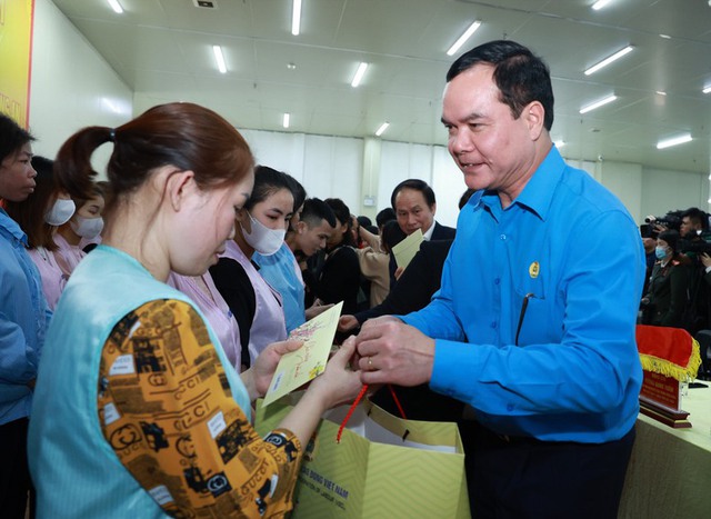 Người lao động có hoàn cảnh khó khăn sẽ được hỗ trợ suất quà 1,3 triệu đồng vào dịp Tết- Ảnh 1. Người lao động có hoàn cảnh khó khăn sẽ được hỗ trợ suất quà 1,3 triệu đồng vào dịp Tết- Ảnh 1.