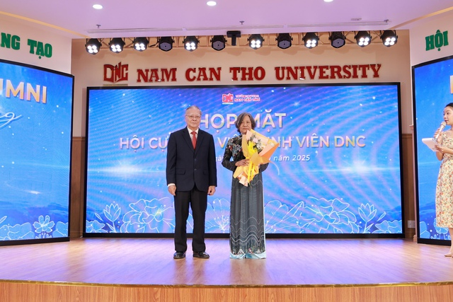 DNC gắn kết các thế hệ sinh viên- Ảnh 2. DNC gắn kết các thế hệ sinh viên- Ảnh 2.