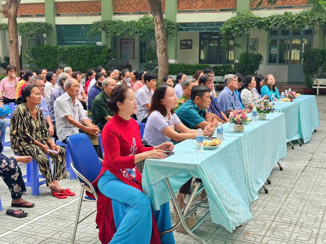 Phường Phú Thạnh: Trao học bổng cho học sinh, sinh viên hoàn cảnh khó khăn
- Ảnh 1. Phường Phú Thạnh: Trao học bổng cho học sinh, sinh viên hoàn cảnh khó khăn
- Ảnh 1.