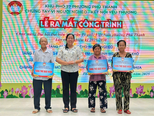 Phường Phú Thạnh: Trao học bổng cho học sinh, sinh viên hoàn cảnh khó khăn
- Ảnh 2. Phường Phú Thạnh: Trao học bổng cho học sinh, sinh viên hoàn cảnh khó khăn
- Ảnh 2.