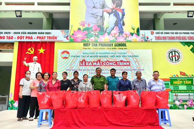 Phường Phú Thạnh: Trao học bổng cho học sinh, sinh viên hoàn cảnh khó khăn
- Ảnh 3. Phường Phú Thạnh: Trao học bổng cho học sinh, sinh viên hoàn cảnh khó khăn
- Ảnh 3.