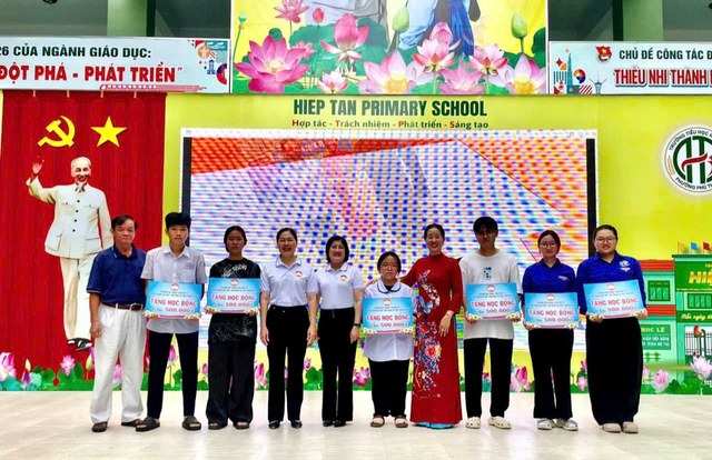 Phường Phú Thạnh: Trao học bổng cho học sinh, sinh viên hoàn cảnh khó khăn
- Ảnh 4. Phường Phú Thạnh: Trao học bổng cho học sinh, sinh viên hoàn cảnh khó khăn
- Ảnh 4.