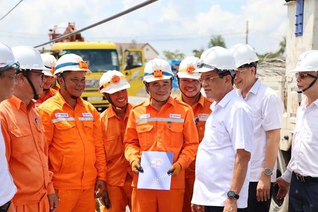 EVNCPC: Xuyên đêm khôi phục lưới điện sau bão số 10- Ảnh 1.